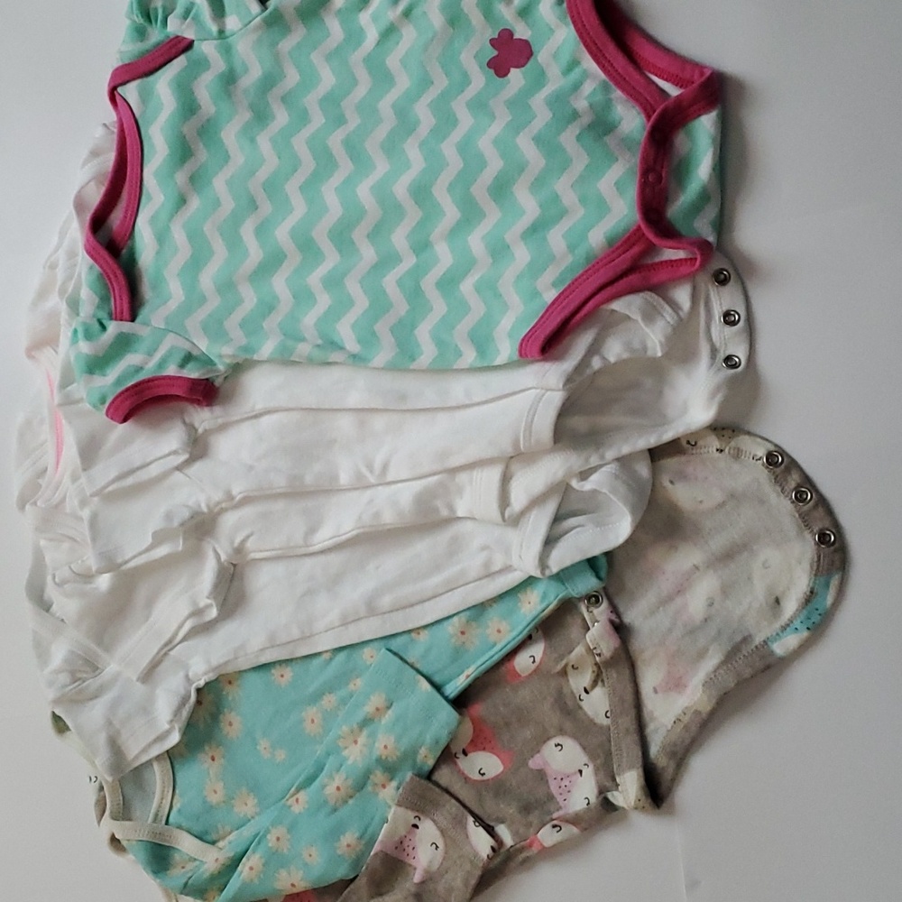 GERBER baby Onesies (7)Assorted Brands  short and long sleeves Size 6-9M